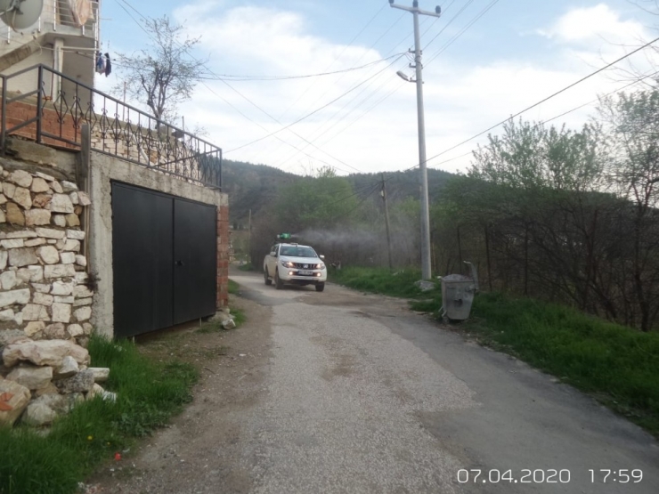 Bilecik Belediyesinden 14 Günlük Karantinaya Alınan Aşağıköy’de İlaçlama Çalışması