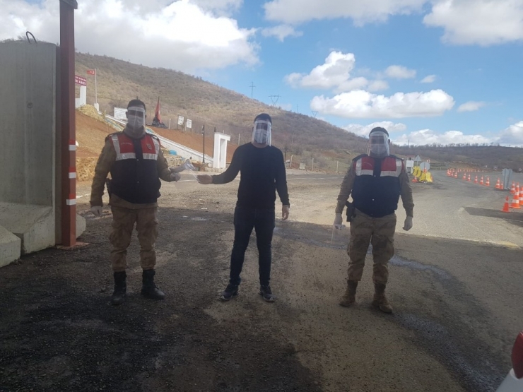 İlçede Üretilen Siperlikler, Sağlık Ve Güvenlik Ekiplerine Dağıtıldı