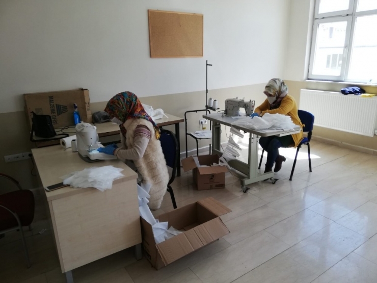 Bulanıklı Halk Eğitim Merkezindeki Usta Öğreticiler Maske Üretiyor