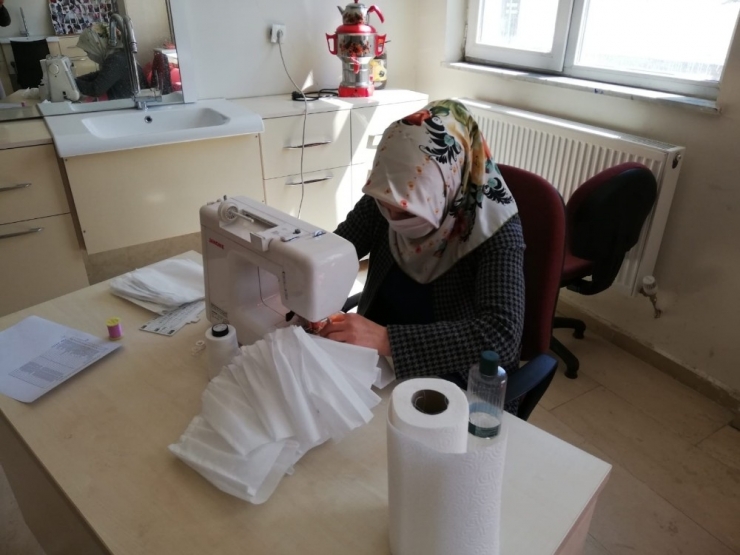 Bulanıklı Halk Eğitim Merkezindeki Usta Öğreticiler Maske Üretiyor