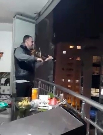 Keman Virtüözünden Balkonda Muhteşem Resital