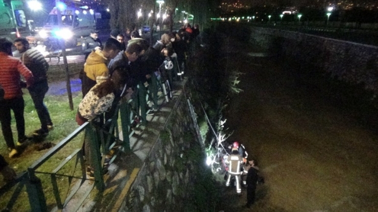 Bursa’da Otomobil Dereye Uçtu: 3 Yaralı