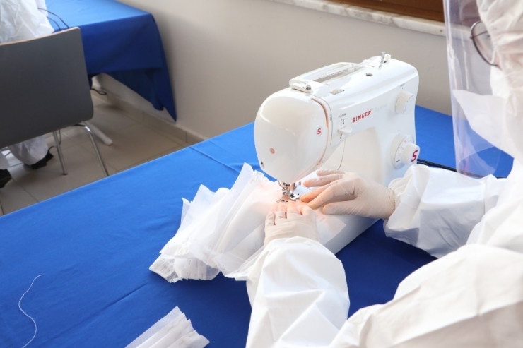 Belediye Personelinden Sağlık Çalışanları İçin Yüz Korumalı Siperlikli Maske