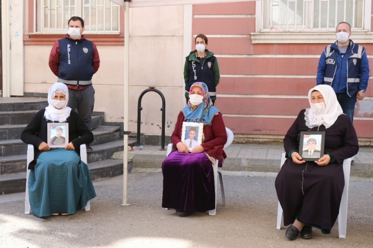Hdp Önündeki Ailelerin Evlat Nöbeti 219’uncu Gününde