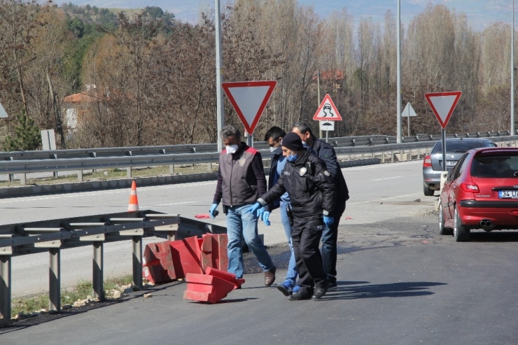 Freni Arızalanan Pikap Kontrol Noktasındaki Sağlık Görevlisine Çarptı