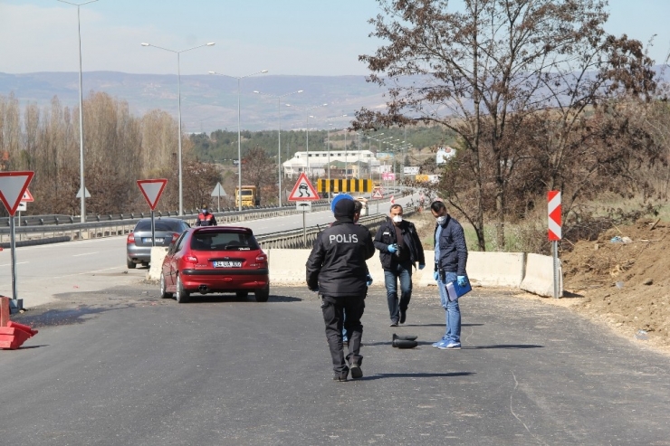 Freni Arızalanan Pikap Kontrol Noktasındaki Sağlık Görevlisine Çarptı