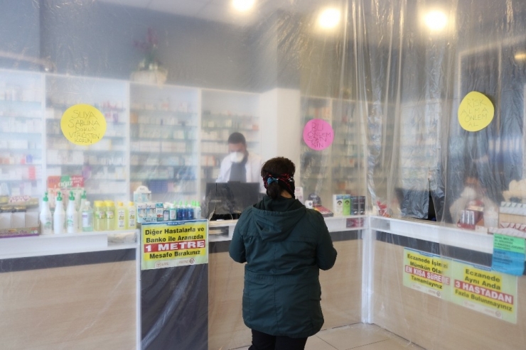 Korona Virüse Karşı Eczaneyi Naylonla Kapladılar