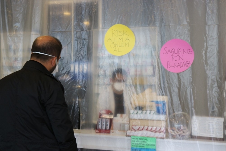 Korona Virüse Karşı Eczaneyi Naylonla Kapladılar