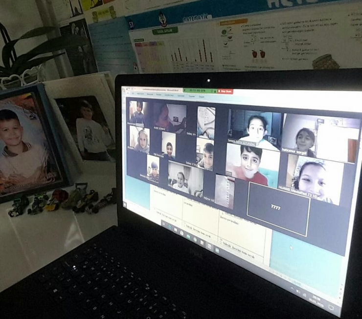 Öğrenciler, Evde Açıyı Ölçerek Posterleştirdi