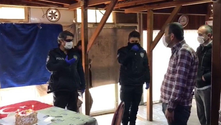 Lokale Baskına Giden Polise 175. Yıl Sürprizi