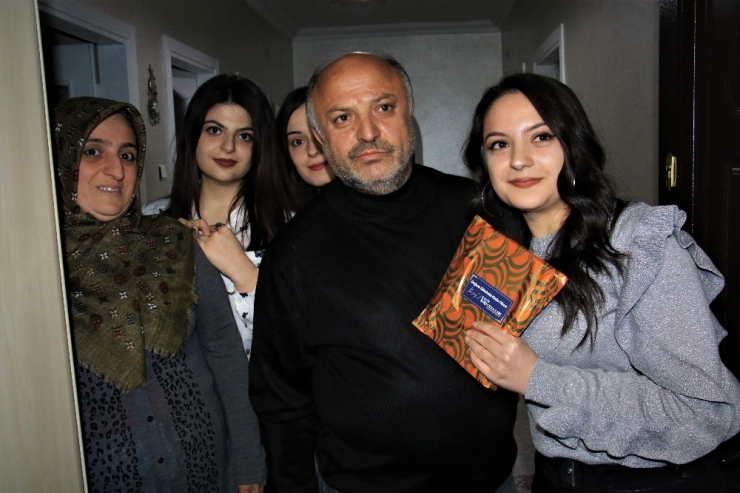 Elazığ’da Evdeki Gençlere Kürsübaşılı Sürpriz Doğum Günü