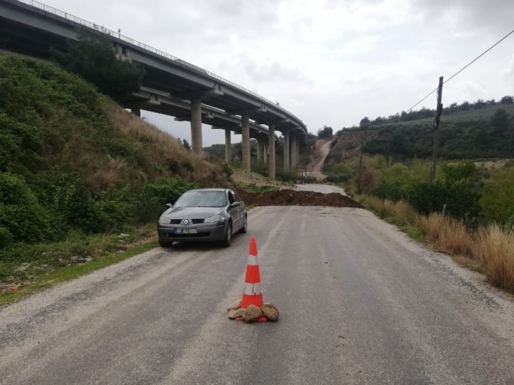 Belde Girişini Toprakla Kapattılar