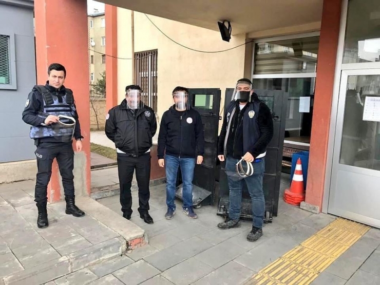 Aziziye Gençlik Merkezi’nden Polise Siperli Maske