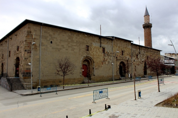 Erzurum’un En İşlek Yerleri Sessizliğe Büründü