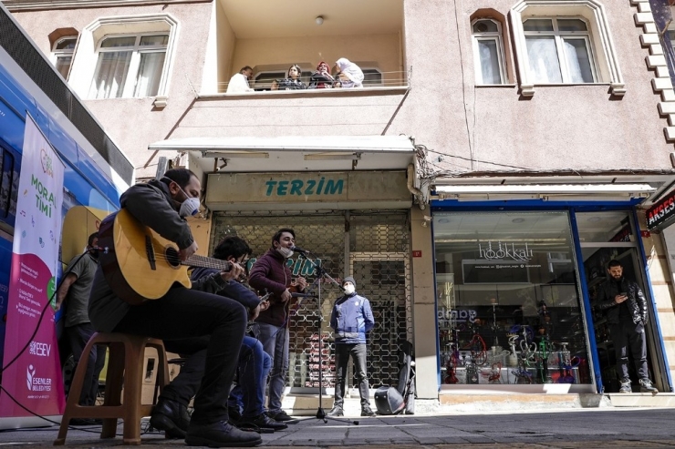 Korona Virüse Karşı Moral Timi: Sokak Sokak Gezip Konser Veriyorlar