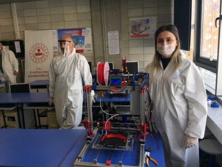 Eyüpsultan’da Öğretmenlerden Sağlık Çalışanları İçin Bin Adet Yüz Koruma Siperliği