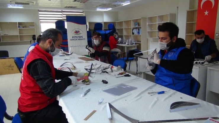 Kızıltepe Gençlik Merkezinde Yüz Korucusu Siper Üretiliyor