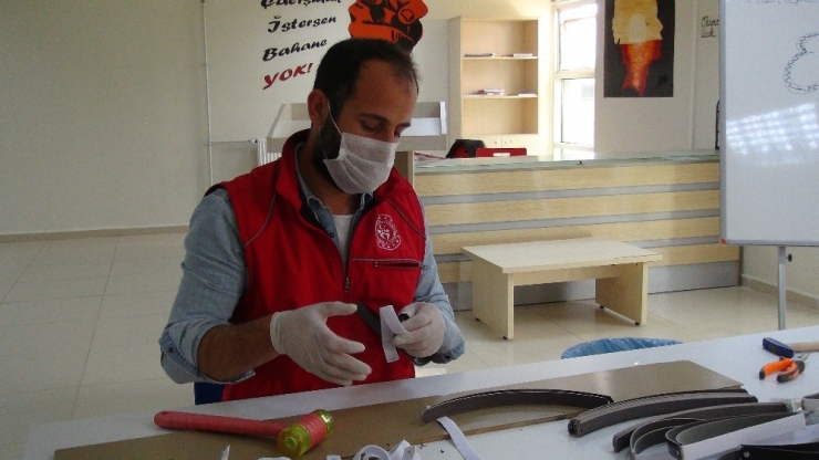 Kızıltepe Gençlik Merkezinde Yüz Korucusu Siper Üretiliyor
