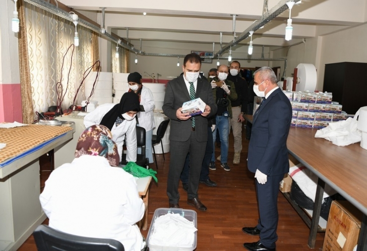 Hakkari’de Günde 10 Bin Cerrahi Maske Üretiliyor