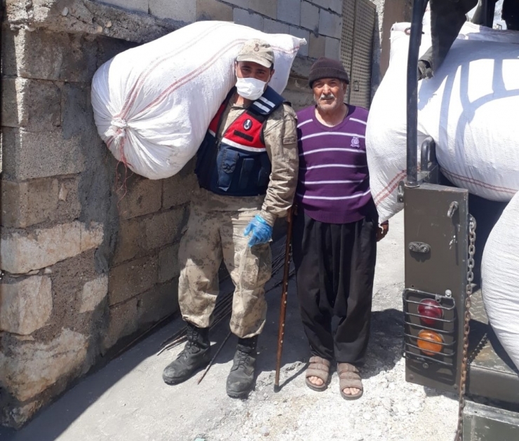 Jandarma Yaşlı Çift İçin Saman Taşıdı