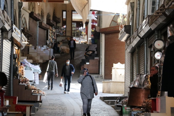 Kapalı Çarşıda Sessizlik Hakim