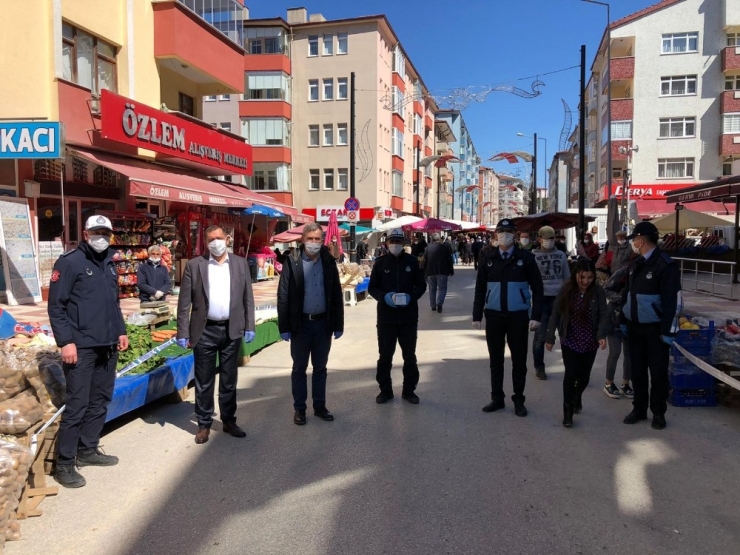 Belediye Ekipleri Pazaryerinde Maske Ve Eldiven Dağıttı