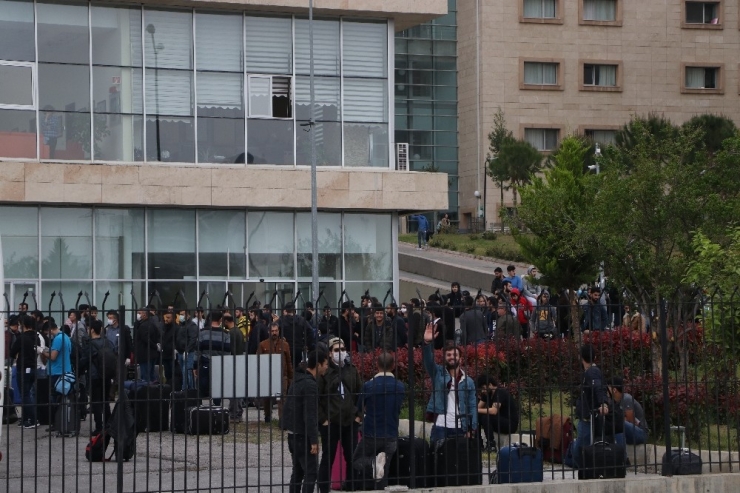 Mersin’de Karantina Süresi Biten Vatandaşlar Evlerine Gönderildi