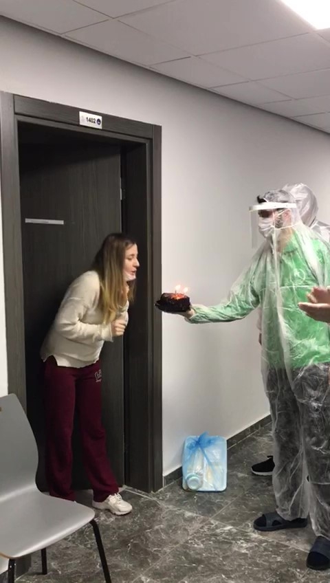 Uşak’ta Karantinadaki Misafirlere Doğum Günü Sürprizi