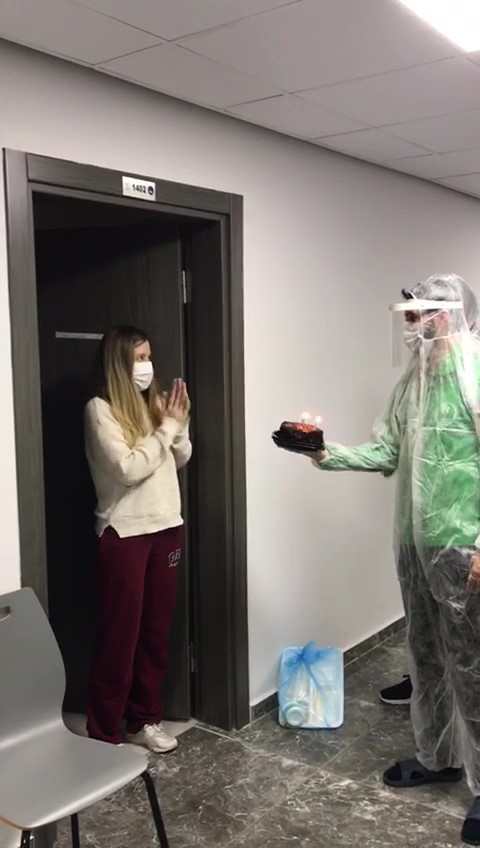 Uşak’ta Karantinadaki Misafirlere Doğum Günü Sürprizi