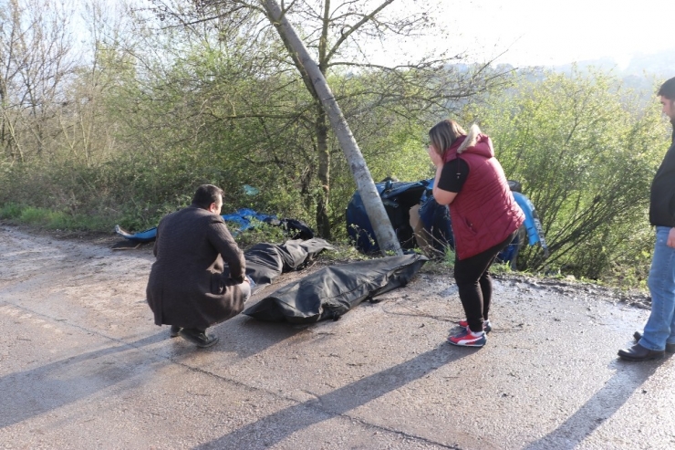 Takla Atan Otomobil Elektrik Direğini Yerinden Söktü: 2 Ölü 2 Yaralı