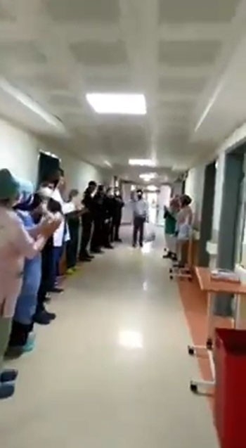 Korona Virüsü Yenen Hastayı Sağlık Görevlileri Alkışlarla Uğurladı