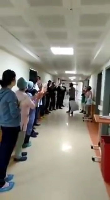Korona Virüsü Yenen Hastayı Sağlık Görevlileri Alkışlarla Uğurladı