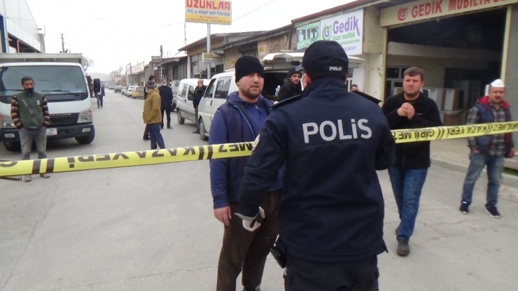 Elektrik Kontağından Çıkan Yangında 2 İş Yeri Ve 1 Depo Zarar Gördü