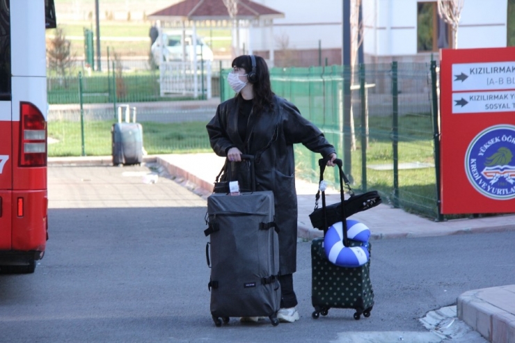 Karantina Süresi Dolan Öğrenciler Sivas’tan Ayrılıyor