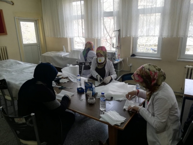 Gönüllü Kadın Usta Öğreticiler, Maske Üretimine Başladı