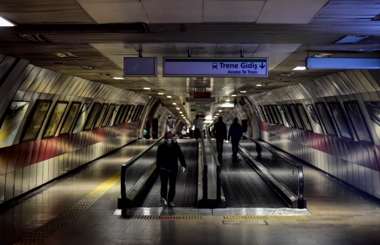 İstanbul Metrolarında Koronavirüs Sessizliği