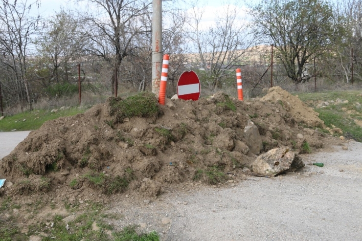Muhtar Bir Çok Yolu Kapattı, Seyyar Satıcı Ve Hurdacıların Girişlerini Yasakladı