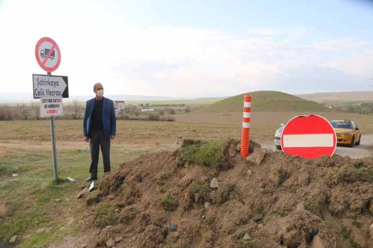 Muhtar Bir Çok Yolu Kapattı, Seyyar Satıcı Ve Hurdacıların Girişlerini Yasakladı