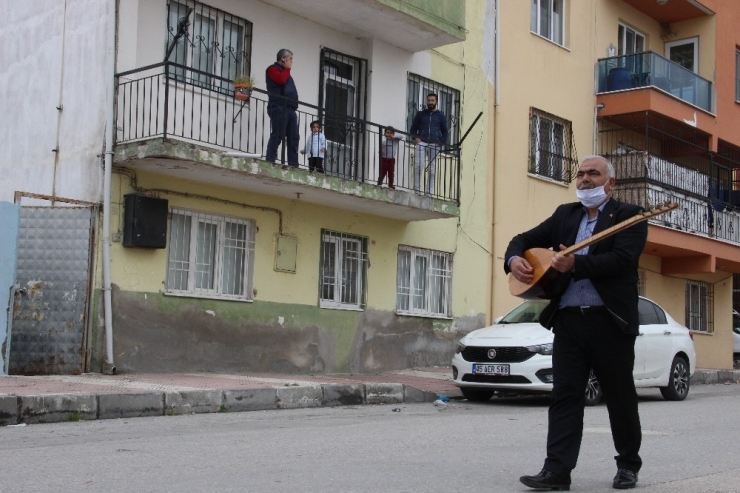 ‘Aşık’ Muhtardan Mahalle Sakinlerine Korona Konseri