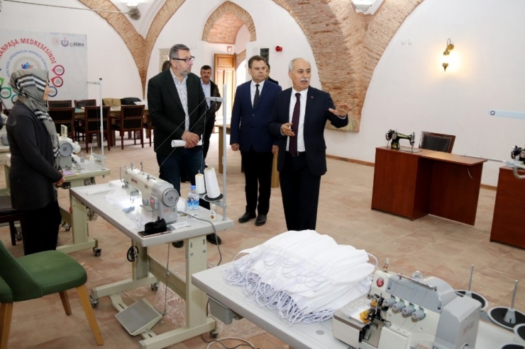 500 Yıllık Tarihi Mekanda Maske Üretiliyor