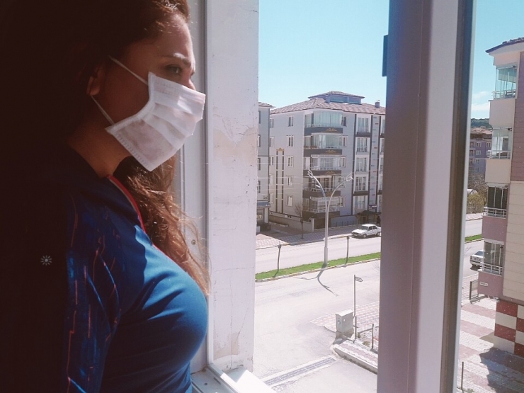 Taburcu Olan Sağlık Çalışanı Mahallesinde Alkışlarla Karşılandı