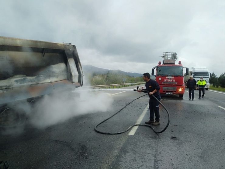 Teskstil Malzemesi Taşıyan Tır, Otobanda Yandı