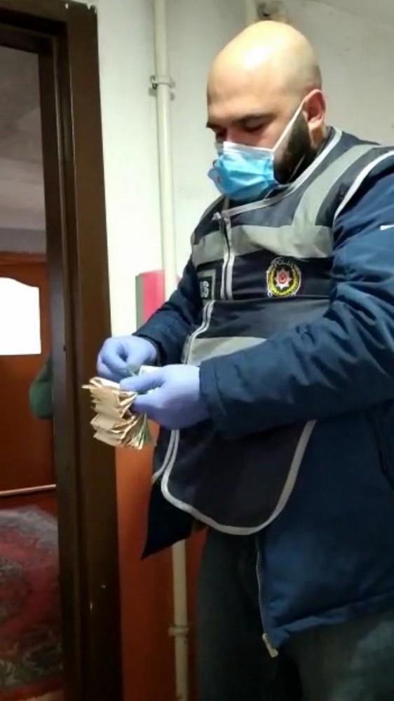 İki Kardeş Kumbaralarındaki 445 Tl’yi Milli Dayanışma Kampanyası’na Bağışladı