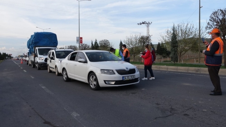 Şanlıurfa’ya Giriş Yapan Herkese Maske Dağıtılıyor