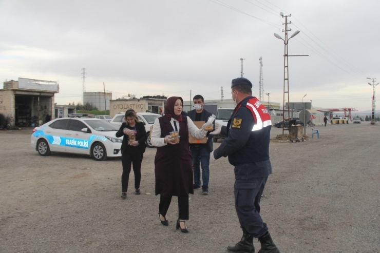 Korona Uygulamasındaki Asker Ve Polise Tatlı Moral