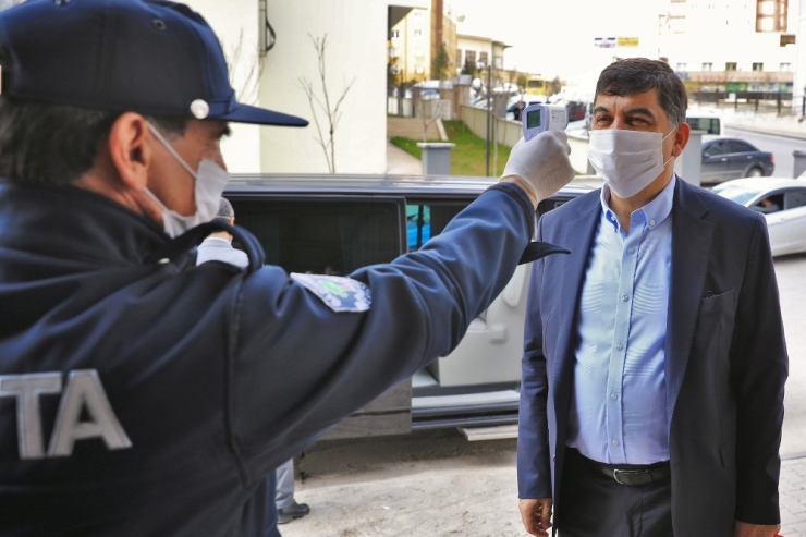 Fadıloğlu Pazarcı Esnafına Maske Dağıttı