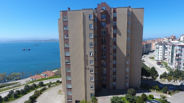 Sağlıkçılar İçin Tepki Çeken Yazı Asılan Sitenin Yöneticisi: “Tamamen Yanlış Anlaşılma Yaşandı”