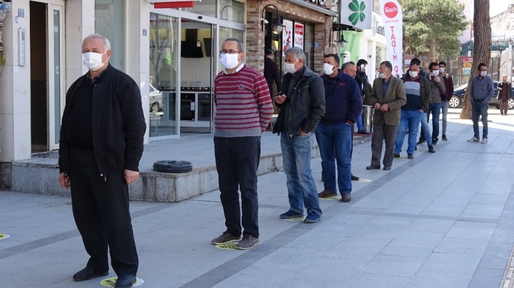 Banka Önlerindeki Sosyal Mesafe İhlaline Polis Müdahalesi