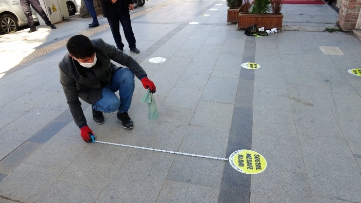 Banka Önlerindeki Sosyal Mesafe İhlaline Polis Müdahalesi