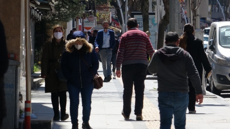 Tokat’ta Tedbirler Unutuldu, ’Evde Kal’ Çağrısına Uymayanlar Caddeleri Doldurdu